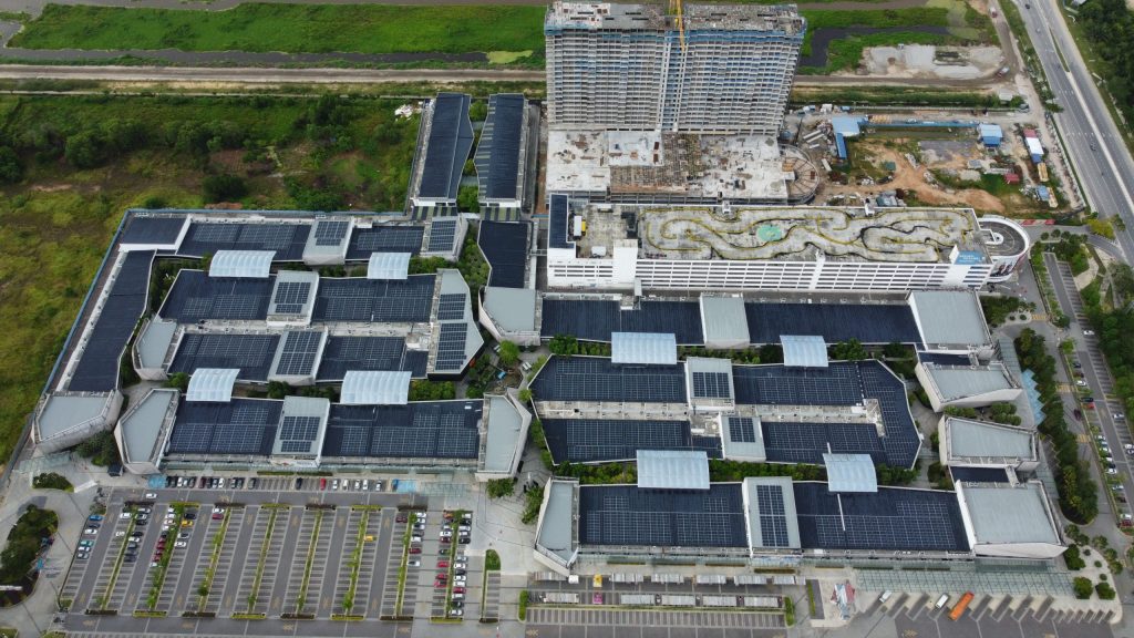panneaux solaires installés par EDPR sur le toit du plus grand centre commercial de Malaisie, à Penang