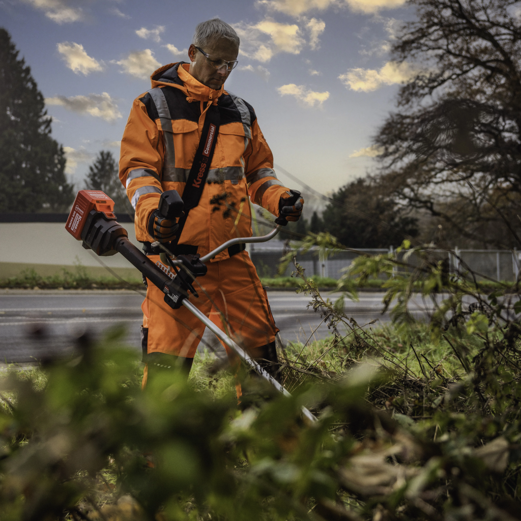 homme en train de débroussailler