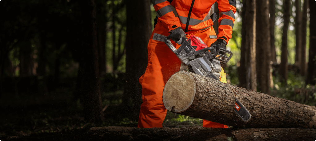 Gros plan sur une tronçonneuse Kress kc340.9 taillant un gros tronc d'arbre