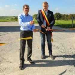 Patrick Simon, DG France et Belgique d'EDPR et Jean-François Gatelier, Bourgmestre de Sivry-Rance, inaugurent le parc éolien en coupant le ruban.