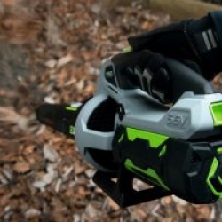 Photo du souffleur LB5800E d’EGO Power+ en train de souffler des feuilles mortes