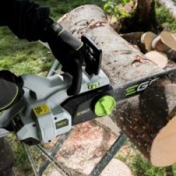 photo de la tronçonneuse à batterie 40 cm CS1600E d’EGO en train de découper une buche
