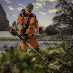 homme en train de débroussailler